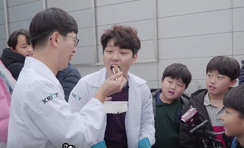 모든 것을 얼려버리면서 끓는 액체